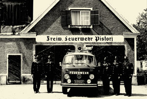 Altes Rüsthaus mit VW-Bus